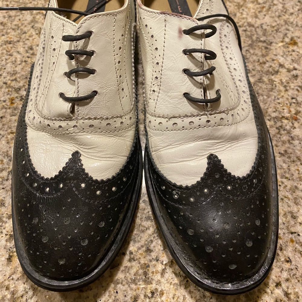 Woman’s black/white winged tipped shoes size 71/2